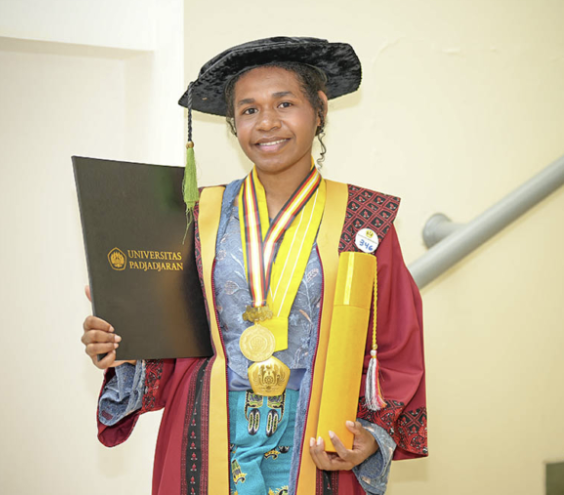 Stefani Yolin Asal Asmat Papua Raih Gelar Sarjana Kedokteran FK Unpad di Usia 19 Tahun